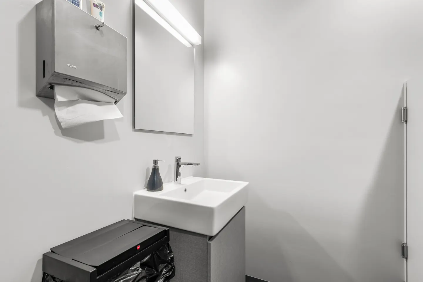 Office or Retail Space in the Heart of Pfäffikon SZ - Photo 10 of 10