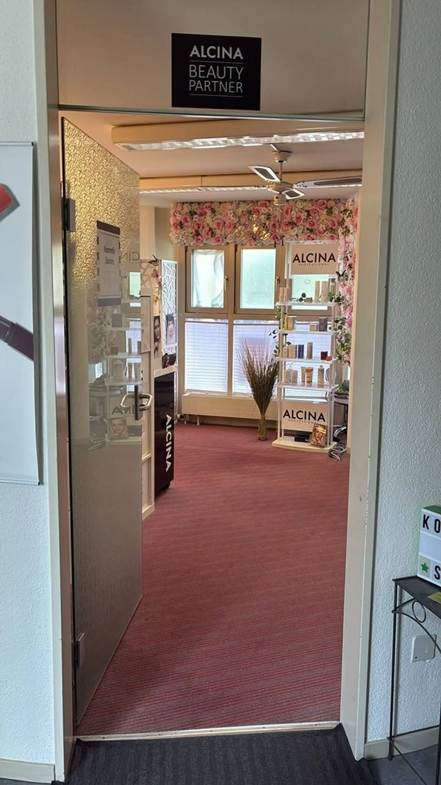 Office space directly at the train station - Photo 3 of 8