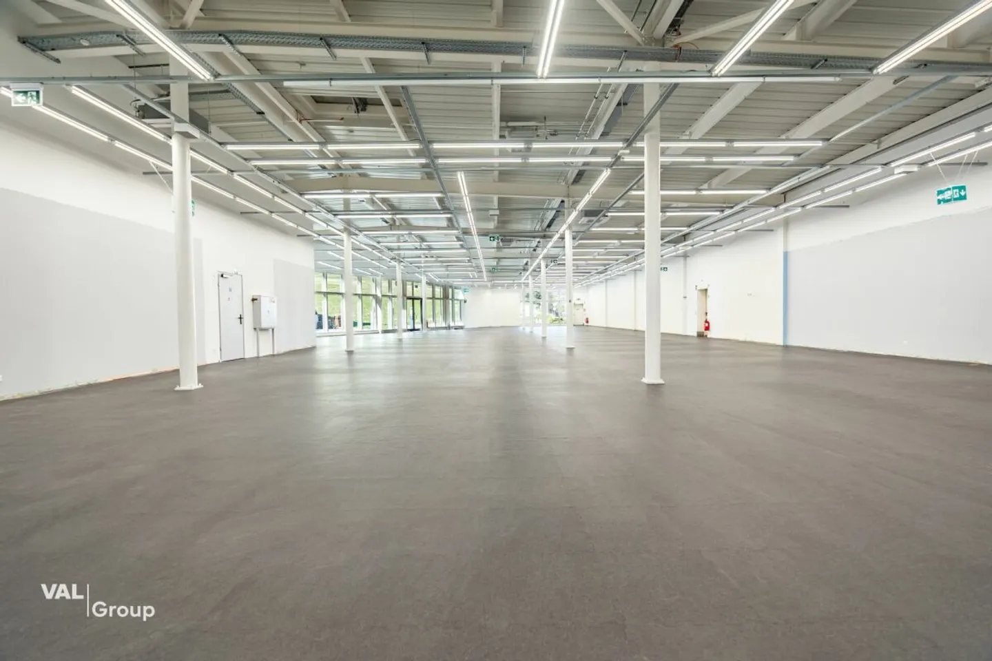 Salle commerciale moderne dans le marché de détail 'Dreispitz' - Photo 3 sur 12