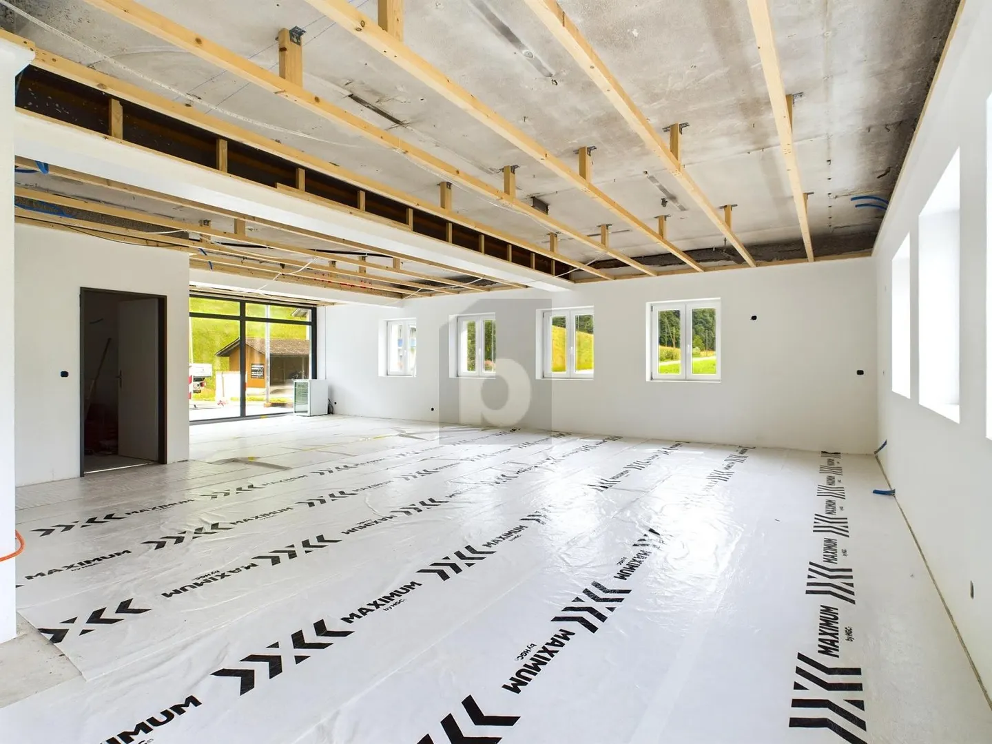 ESPACE POLYVALENT AVEC VITRINE - Photo 3 sur 6