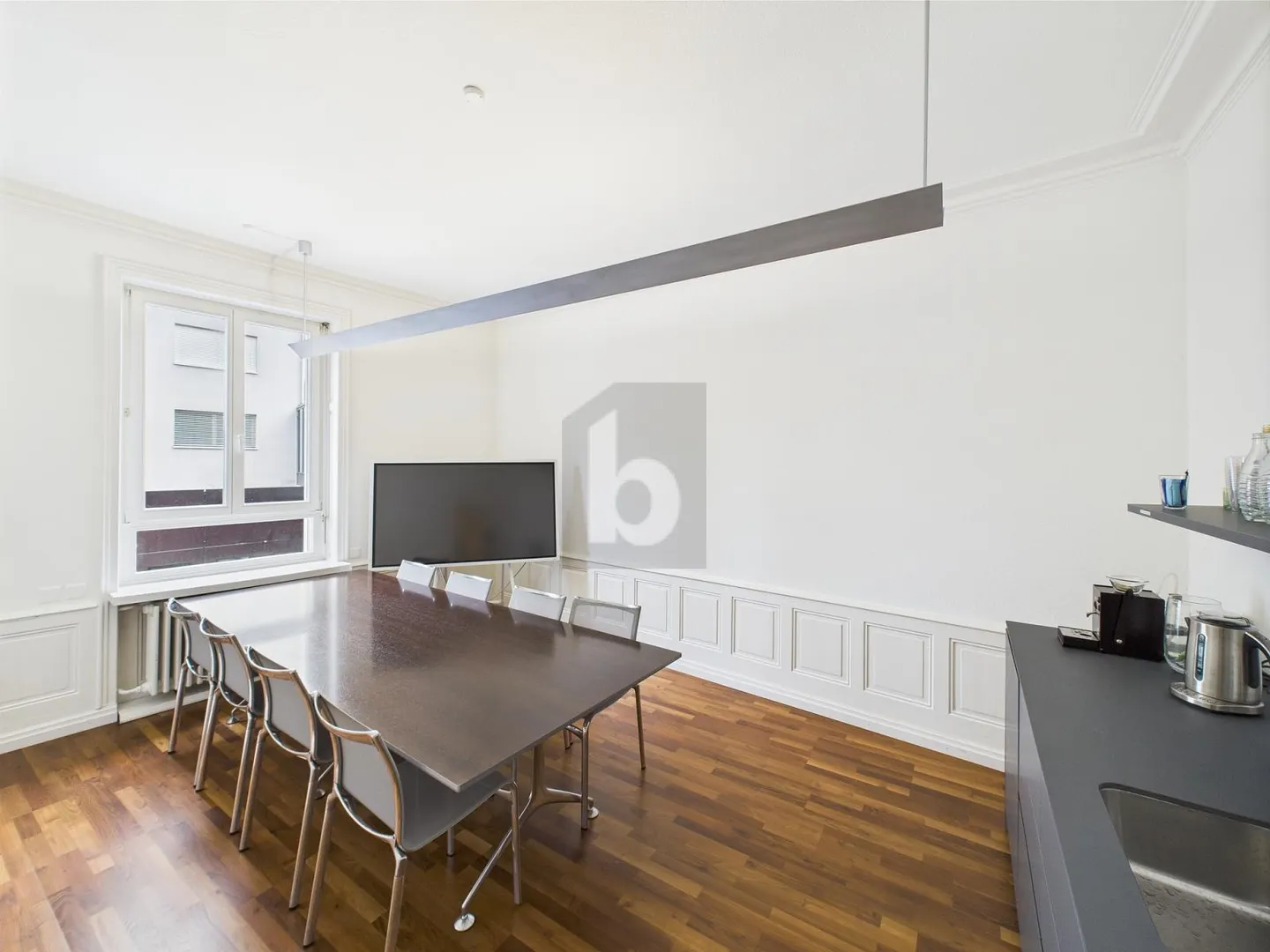 MODERN AND SPACIOUS IN THE HEART OF THE CITY - Photo 5 of 6