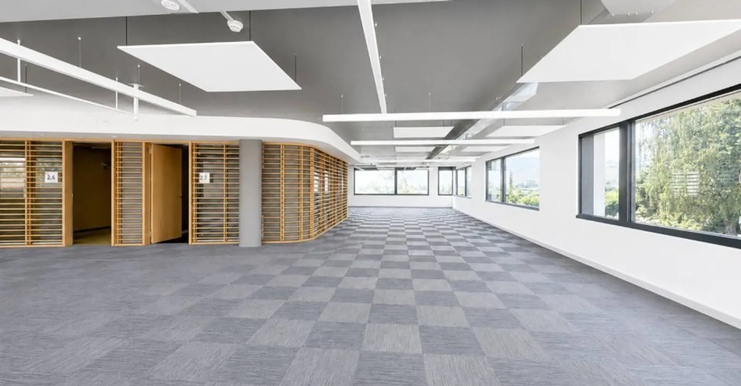 LAKE CENTRE - A ground floor ready for your food production - Photo 2 of 12