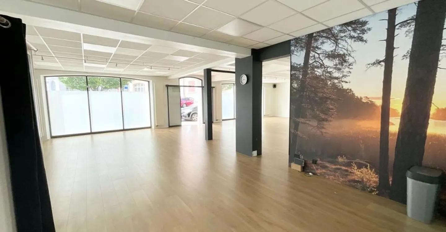 Premises with shop windows ideally located in the heart of Delémont - Photo 3 of 9