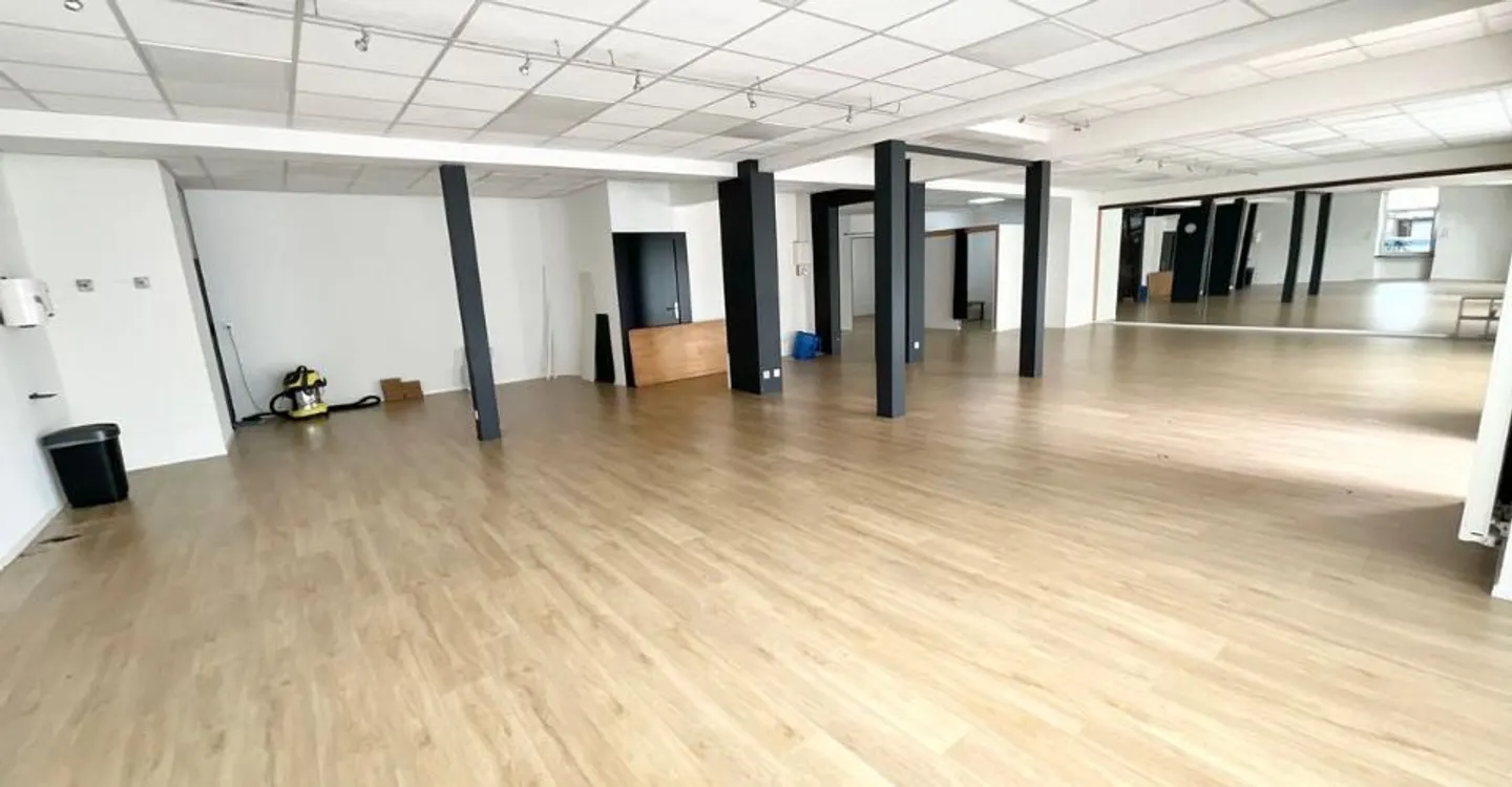 Premises with shop windows ideally located in the heart of Delémont - Photo 2 of 9