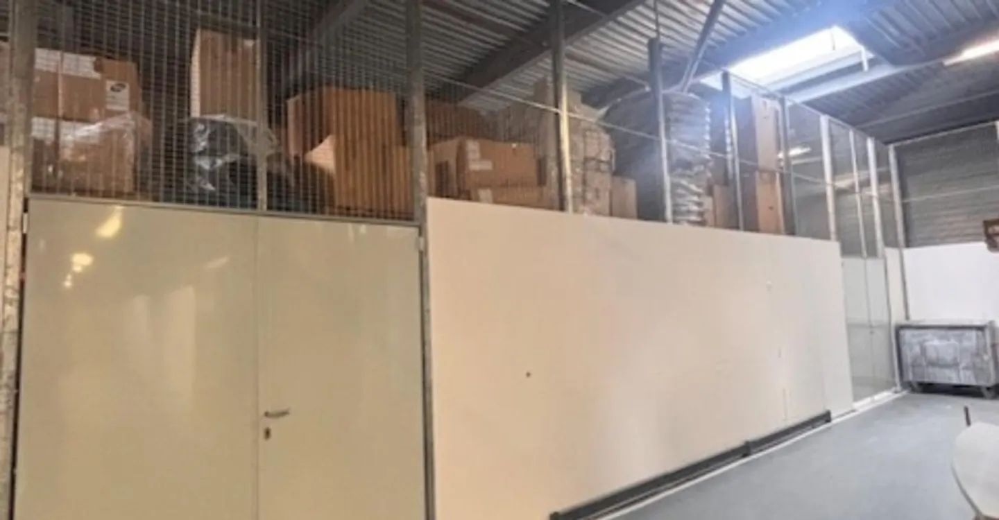 Storage / storage spaces from 106 to 152 m² – divisible – freight elevator and unloading dock - Photo 2 of 5