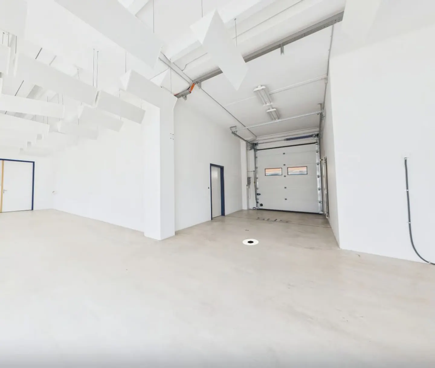 320m2 Accessible Commercial Space in Industrial Design - Photo 2 of 13