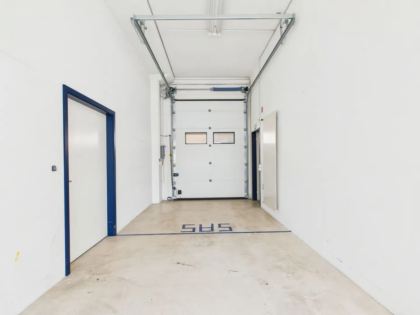 320m2 Accessible Commercial Space in Industrial Design - Photo 1 of 13