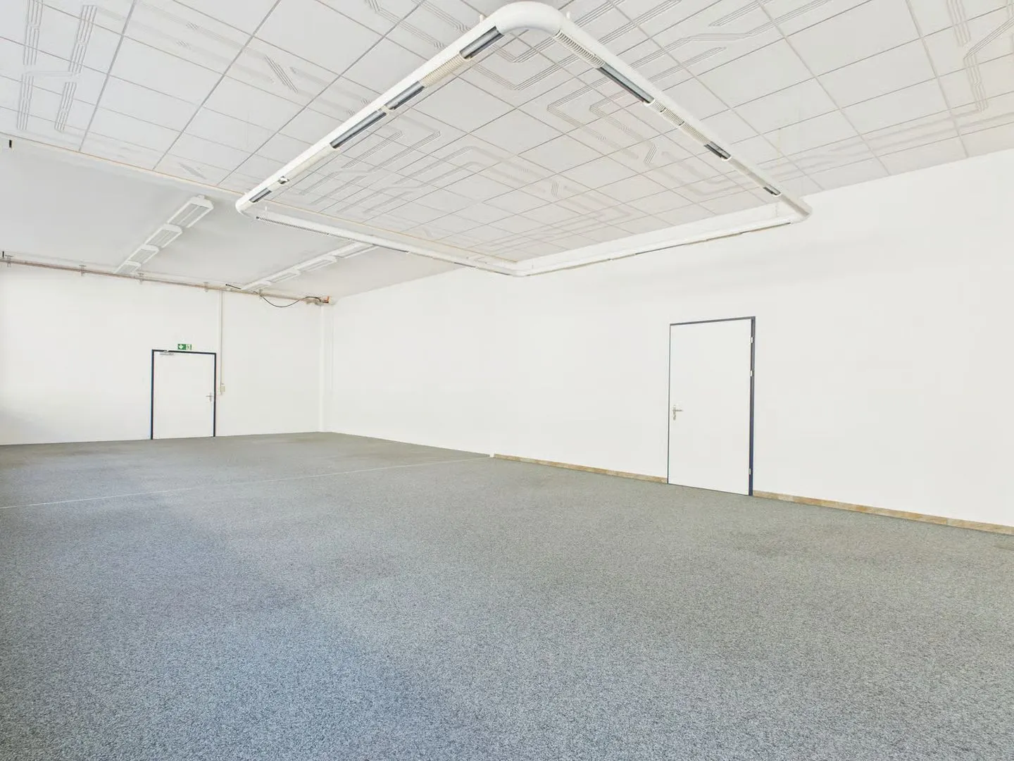 320m2 Accessible Commercial Space in Industrial Design - Photo 4 of 13