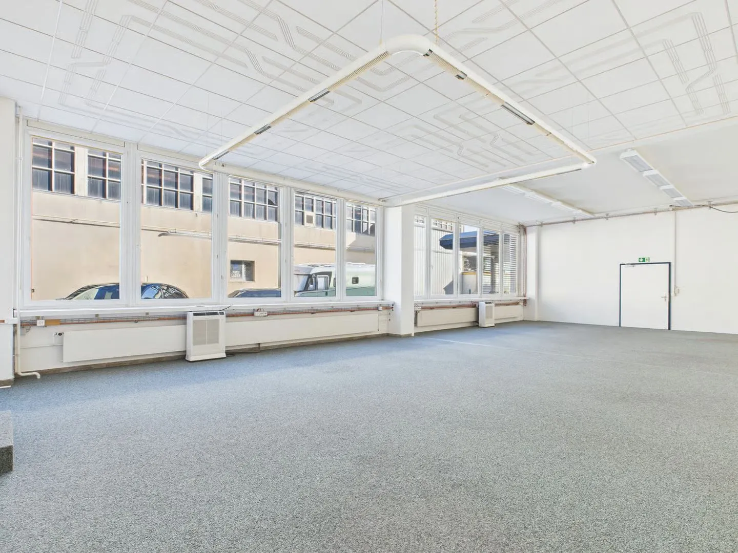 320m2 Accessible Commercial Space in Industrial Design - Photo 3 of 13