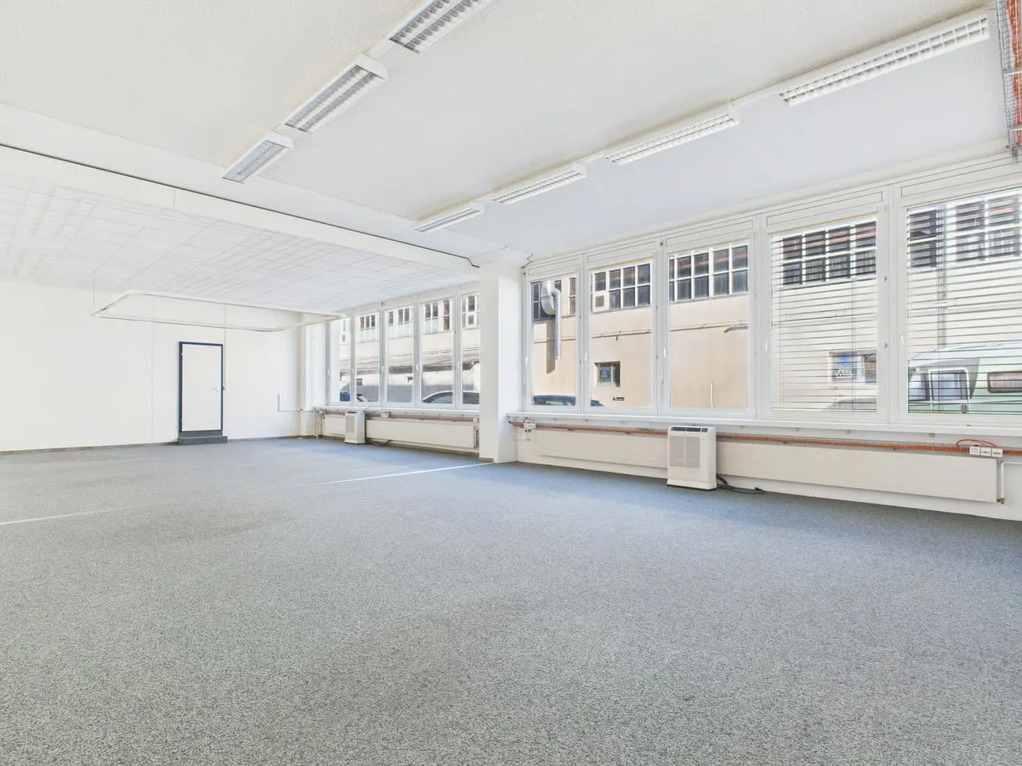 320m2 Accessible Commercial Space in Industrial Design - Photo 6 of 13