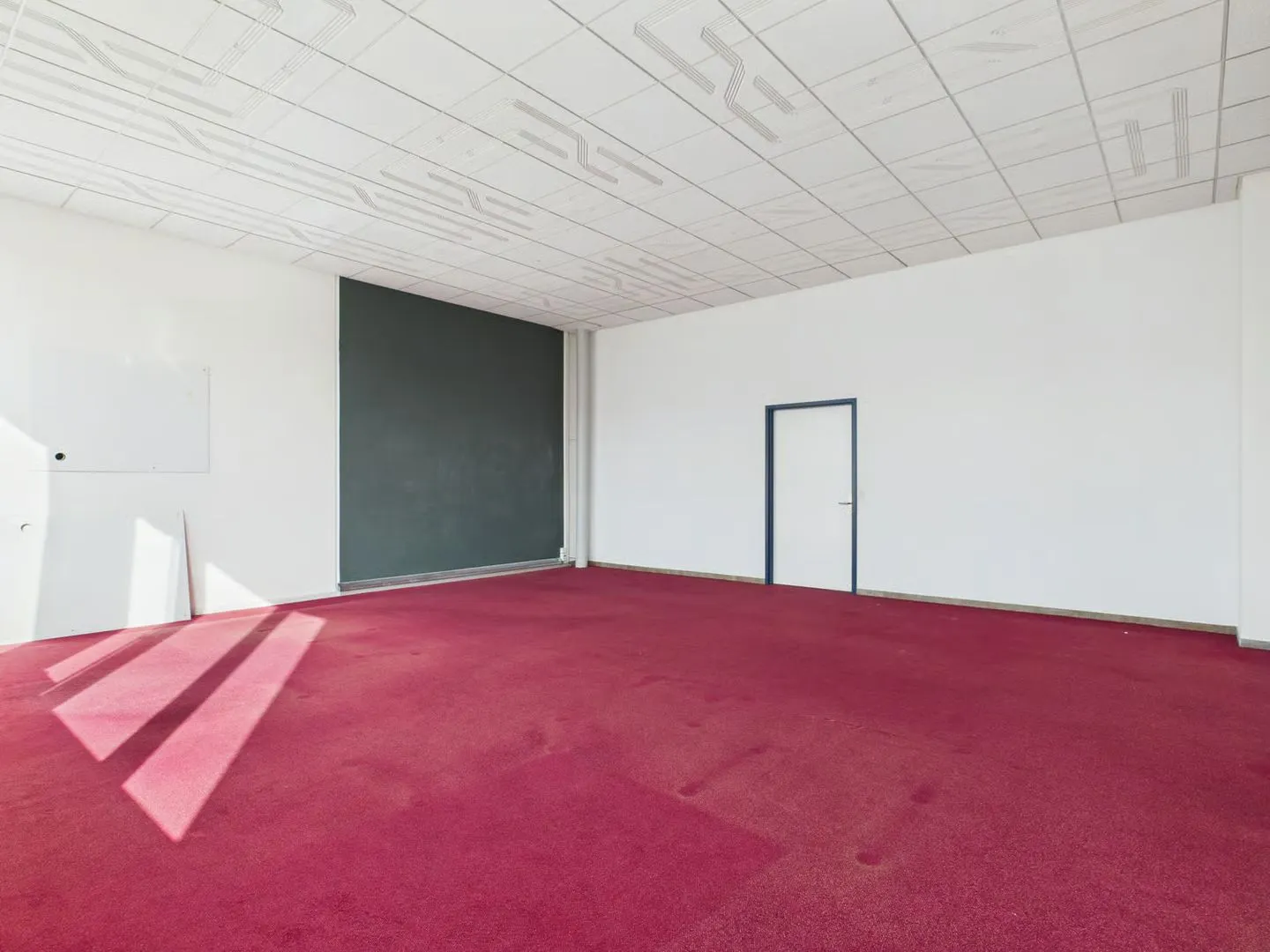 320m2 Accessible Commercial Space in Industrial Design - Photo 8 of 13
