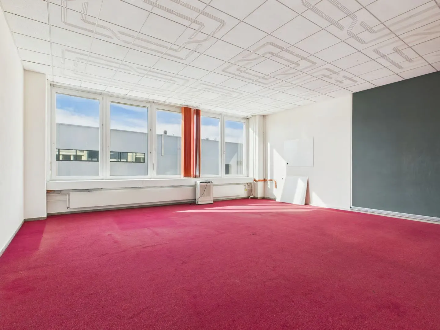 320m2 Accessible Commercial Space in Industrial Design - Photo 7 of 13