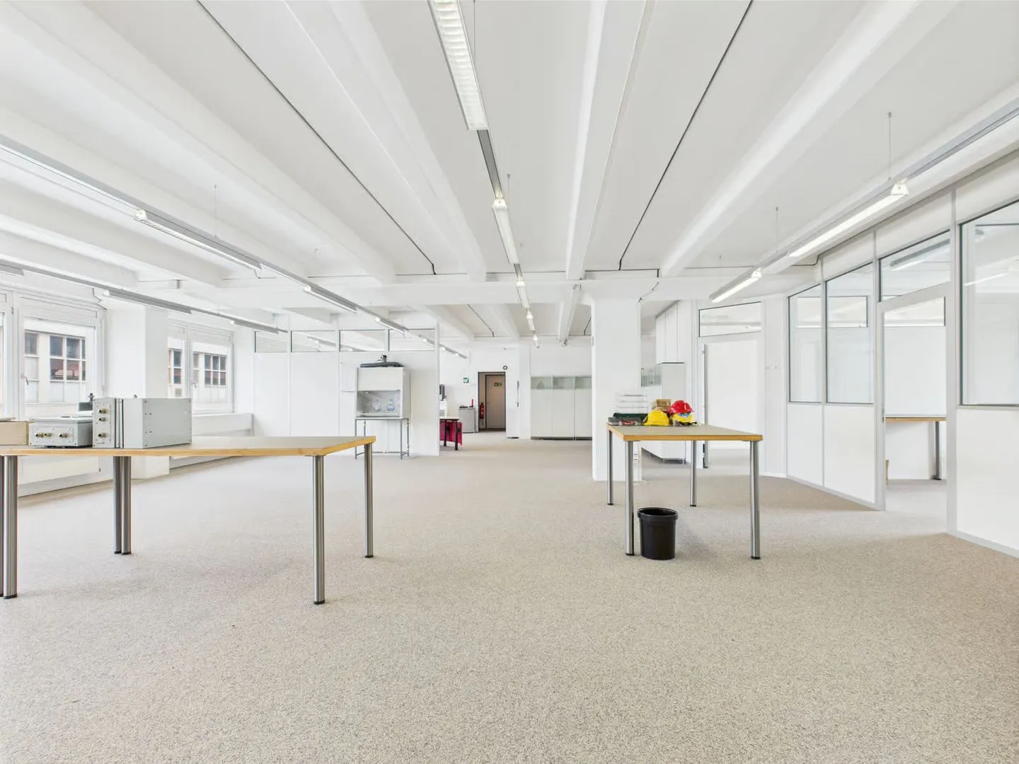 350m2 bright commercial space with integrated offices - Photo 1 of 13