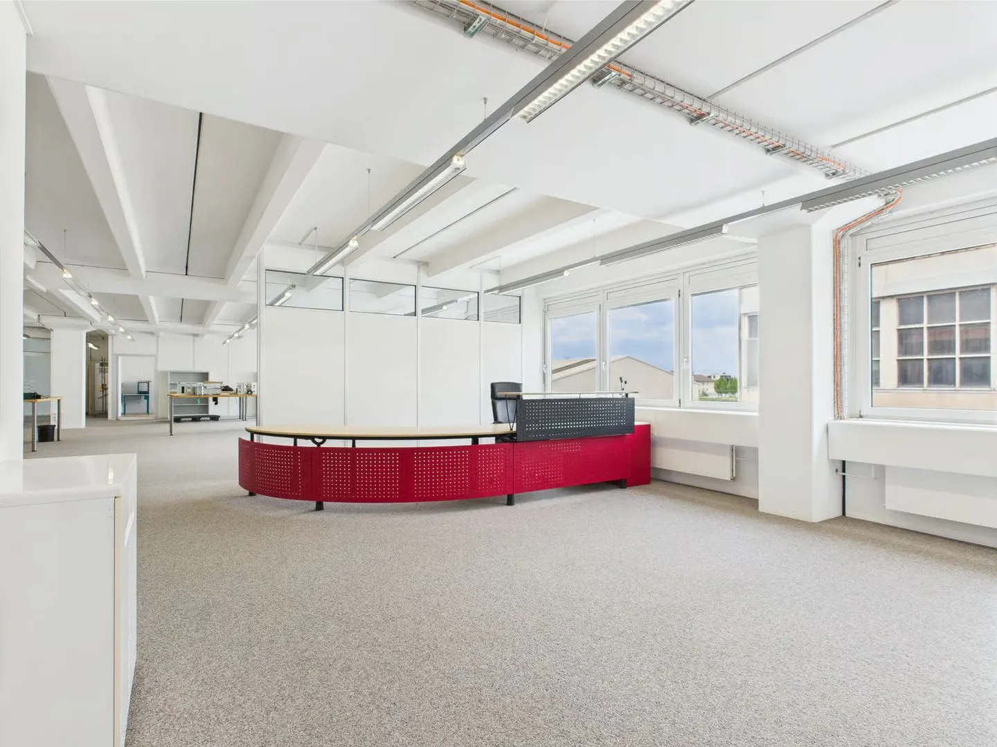 350m2 bright commercial space with integrated offices - Photo 3 of 13