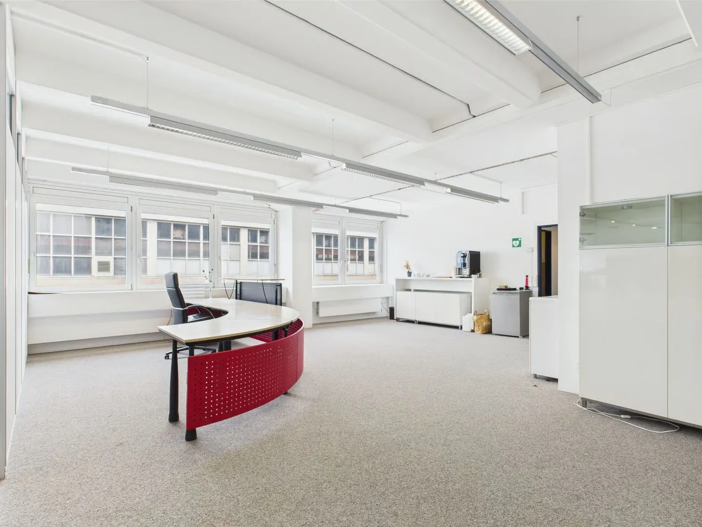 350m2 bright commercial space with integrated offices - Photo 4 of 13