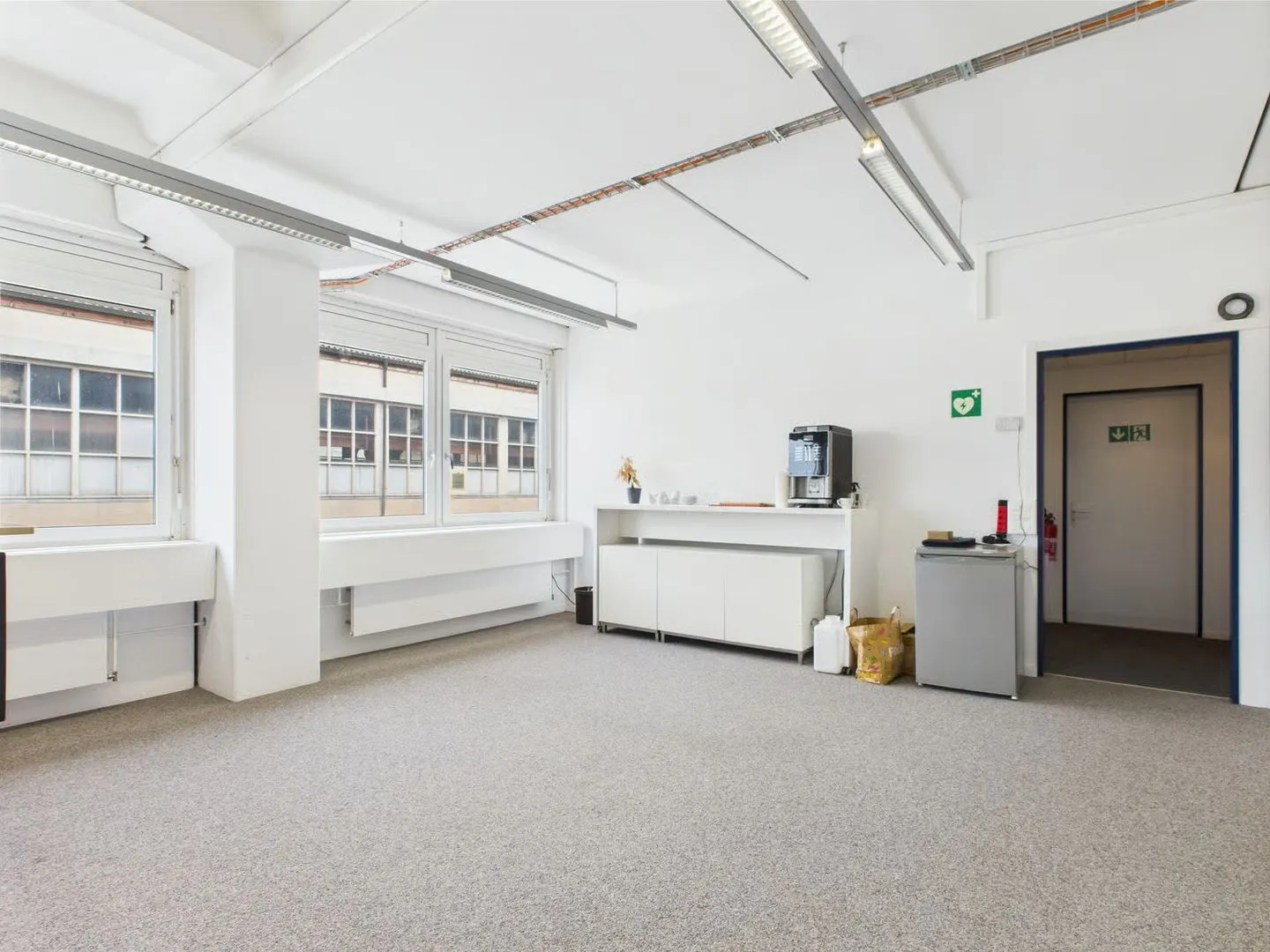 350m2 bright commercial space with integrated offices - Photo 5 of 13