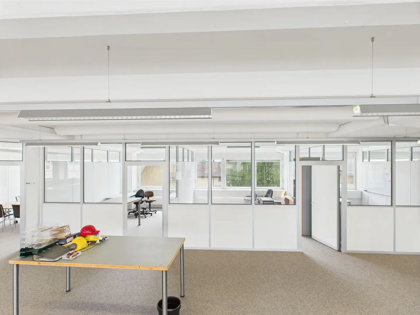350m2 bright commercial space with integrated offices - Photo 10 of 13