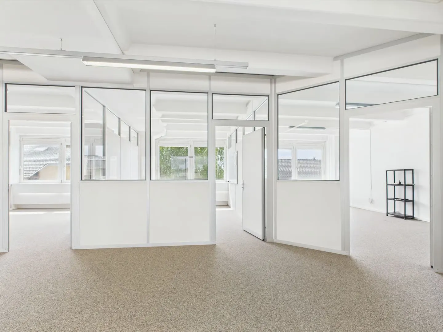 350m2 bright commercial space with integrated offices - Photo 11 of 13