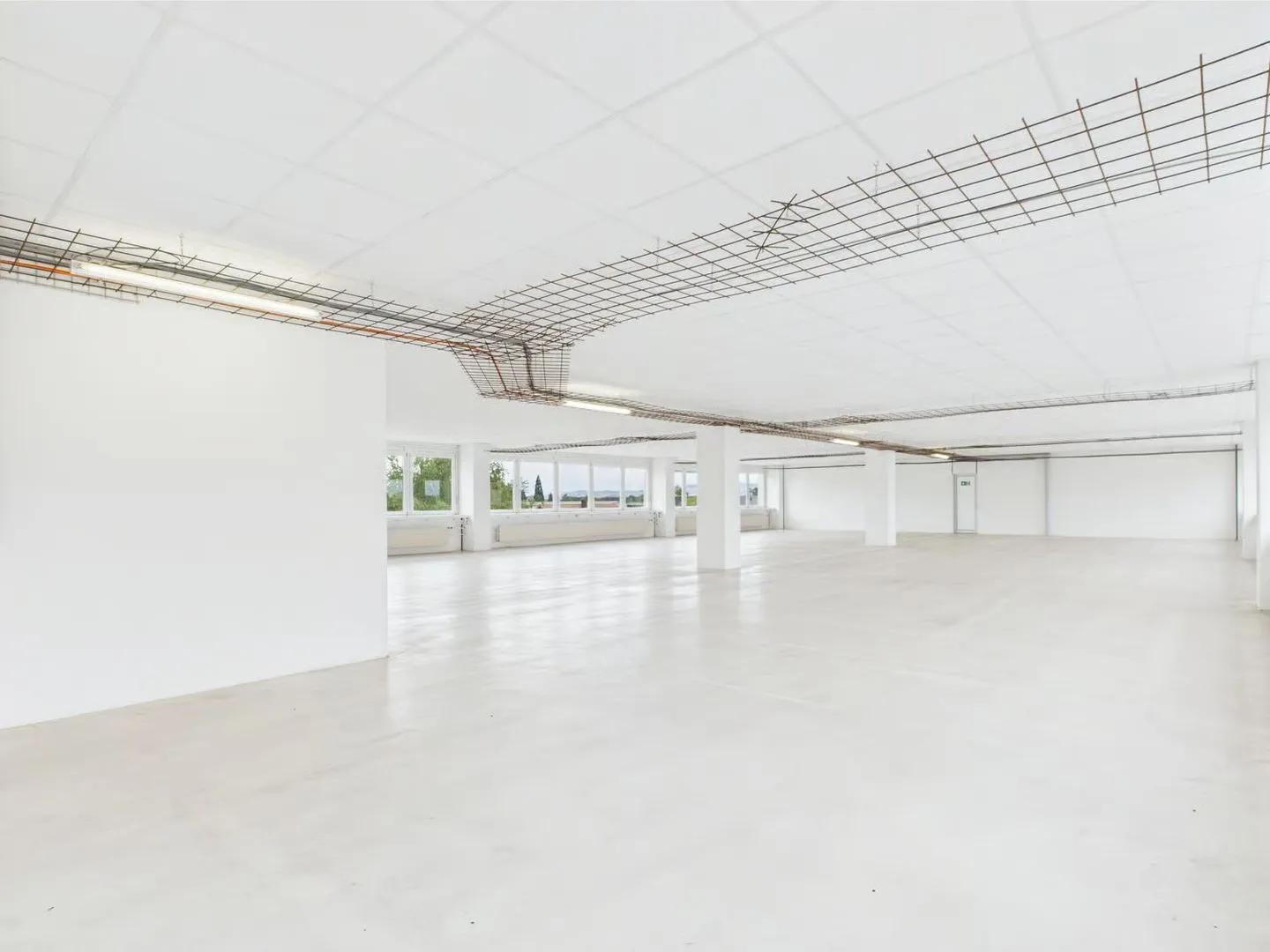 350m2 - Modern and bright commercial space on the 2nd floor with great views - Photo 1 of 13