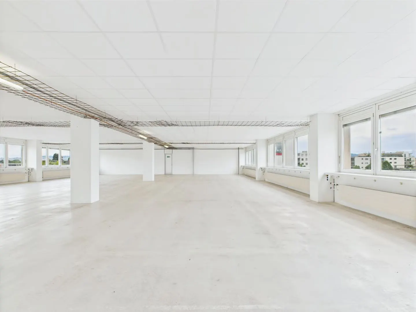 350m2 - Modern and bright commercial space on the 2nd floor with great views - Photo 2 of 13