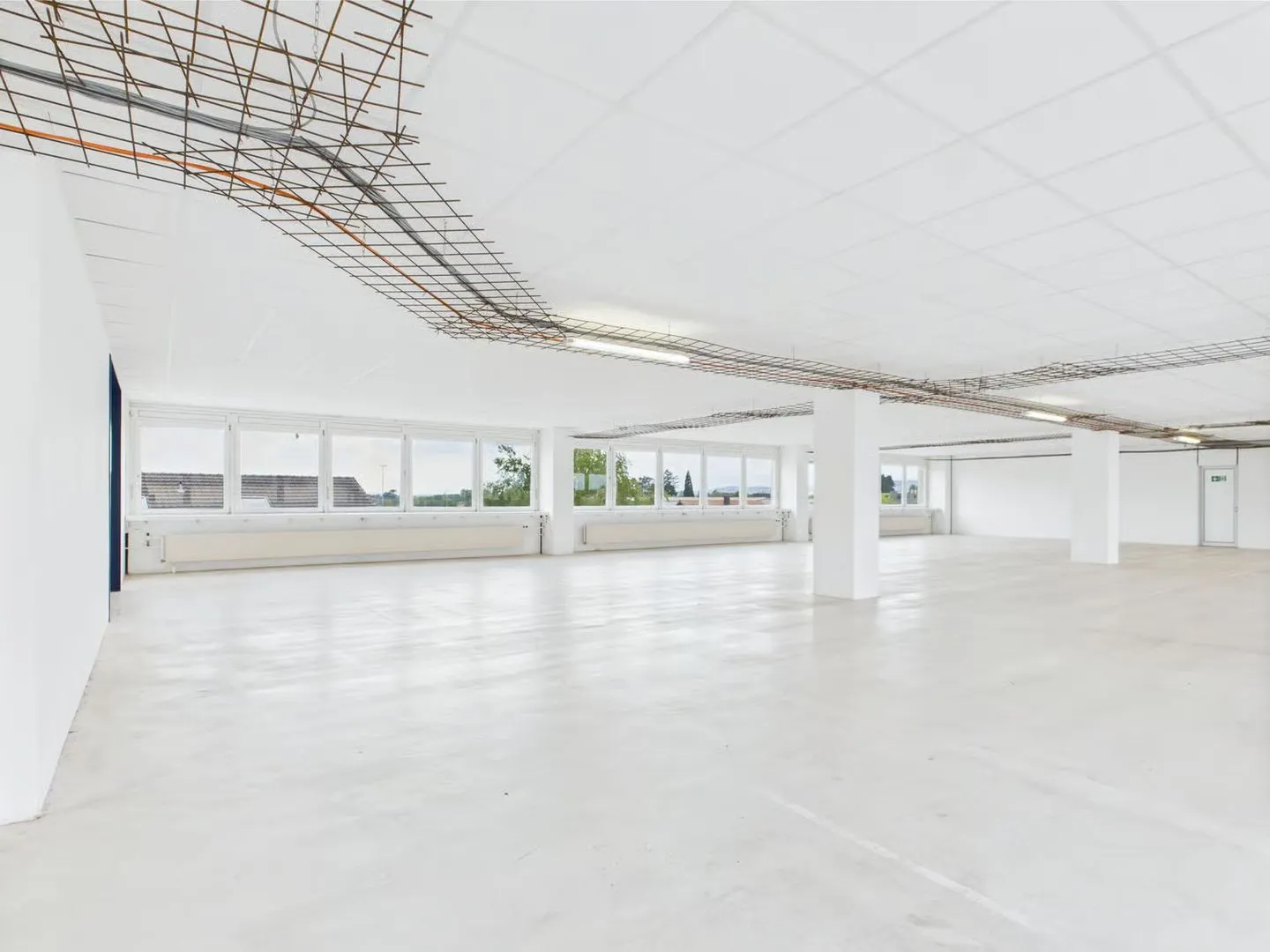 350m2 - Modern and bright commercial space on the 2nd floor with great views - Photo 3 of 13