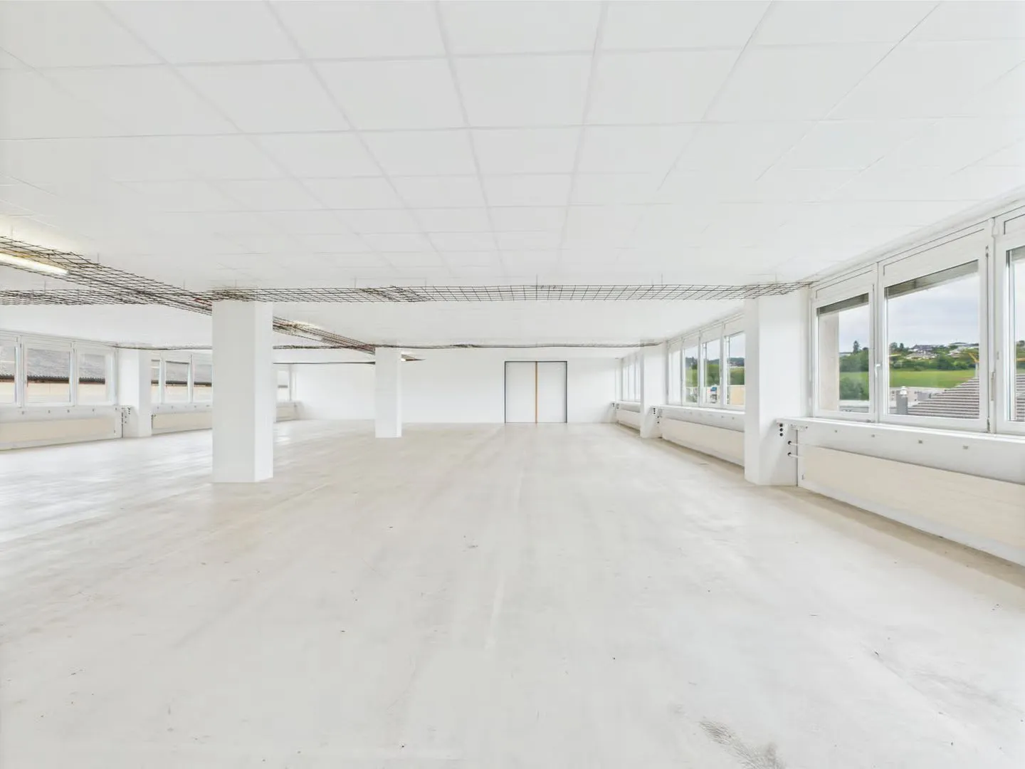 350m2 - Modern and bright commercial space on the 2nd floor with great views - Photo 12 of 13