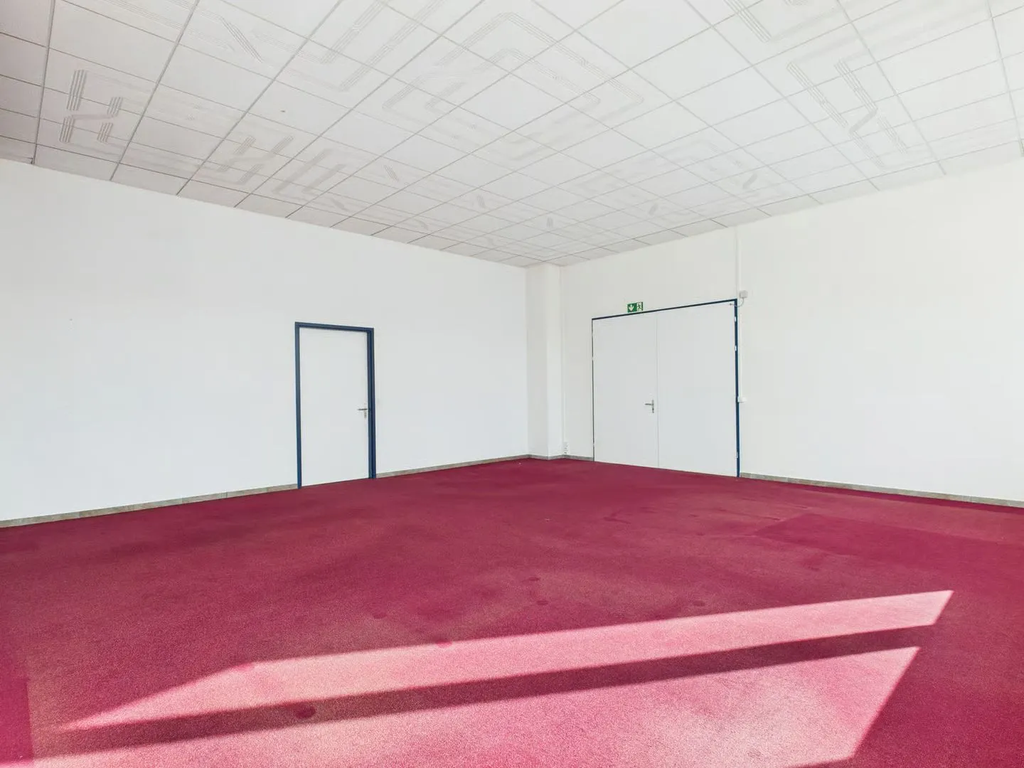 320m2 Accessible Commercial Space in Industrial Design - Photo 9 of 13