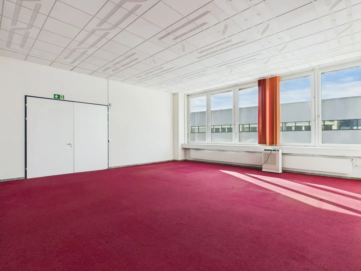 320m2 Accessible Commercial Space in Industrial Design - Photo 10 of 13