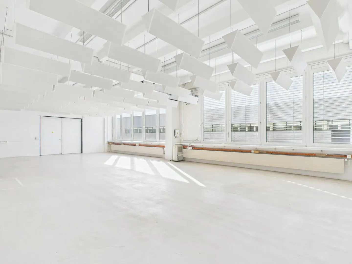 320m2 Accessible Commercial Space in Industrial Design - Photo 11 of 13