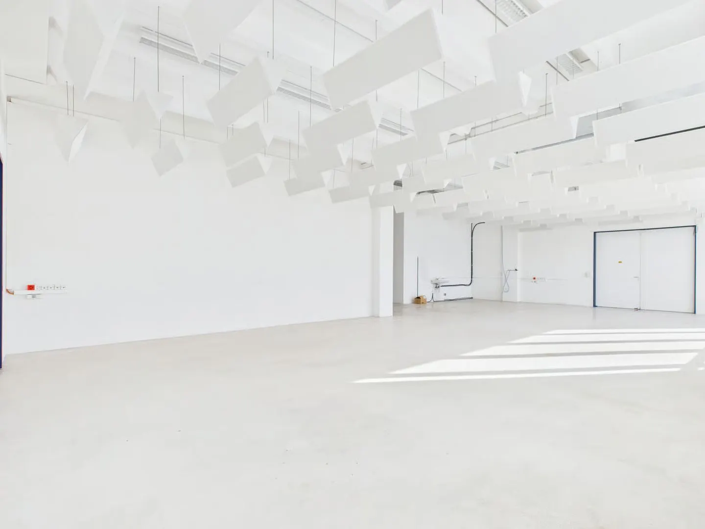 320m2 Accessible Commercial Space in Industrial Design - Photo 12 of 13