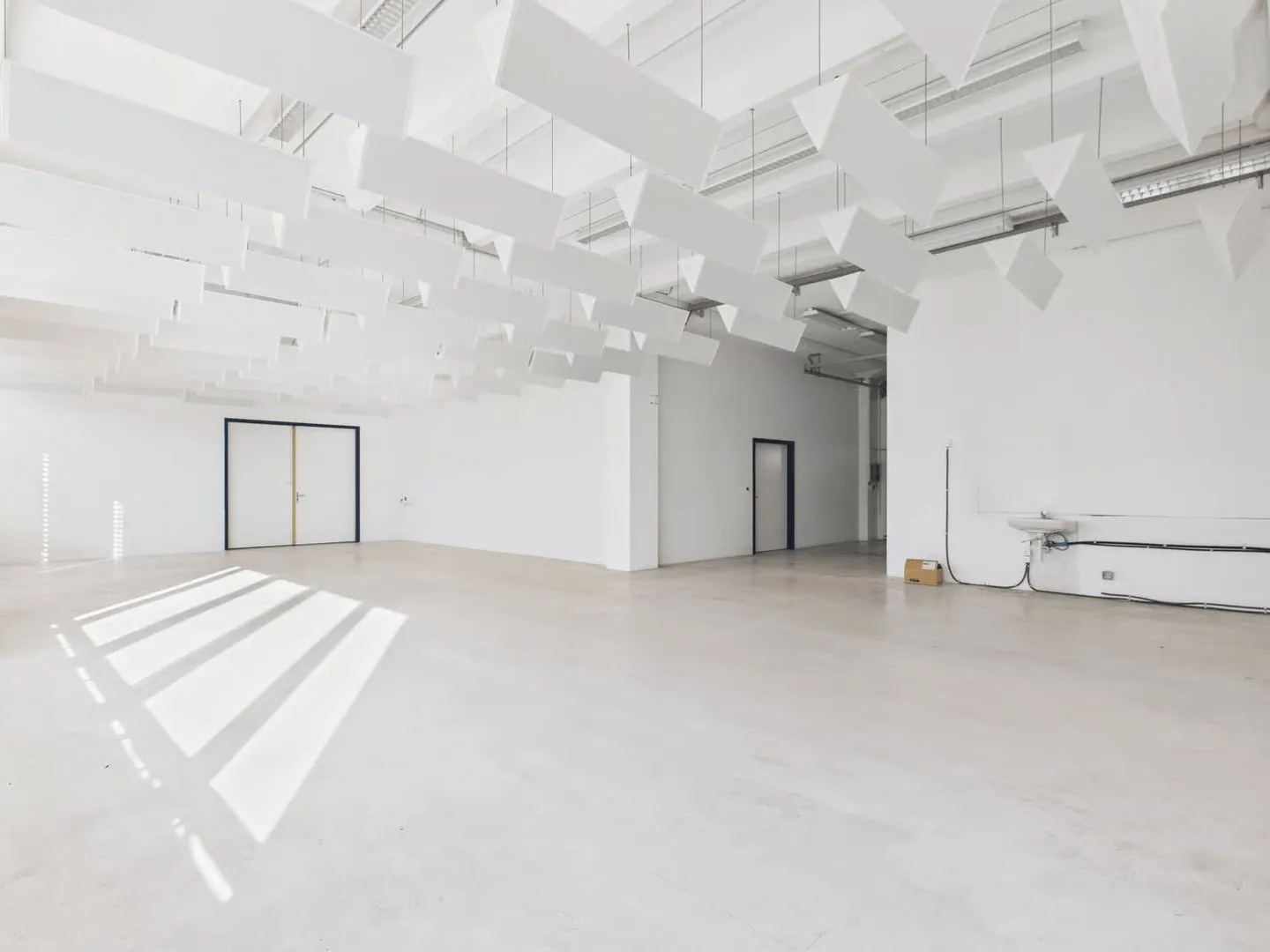 320m2 Accessible Commercial Space in Industrial Design - Photo 13 of 13
