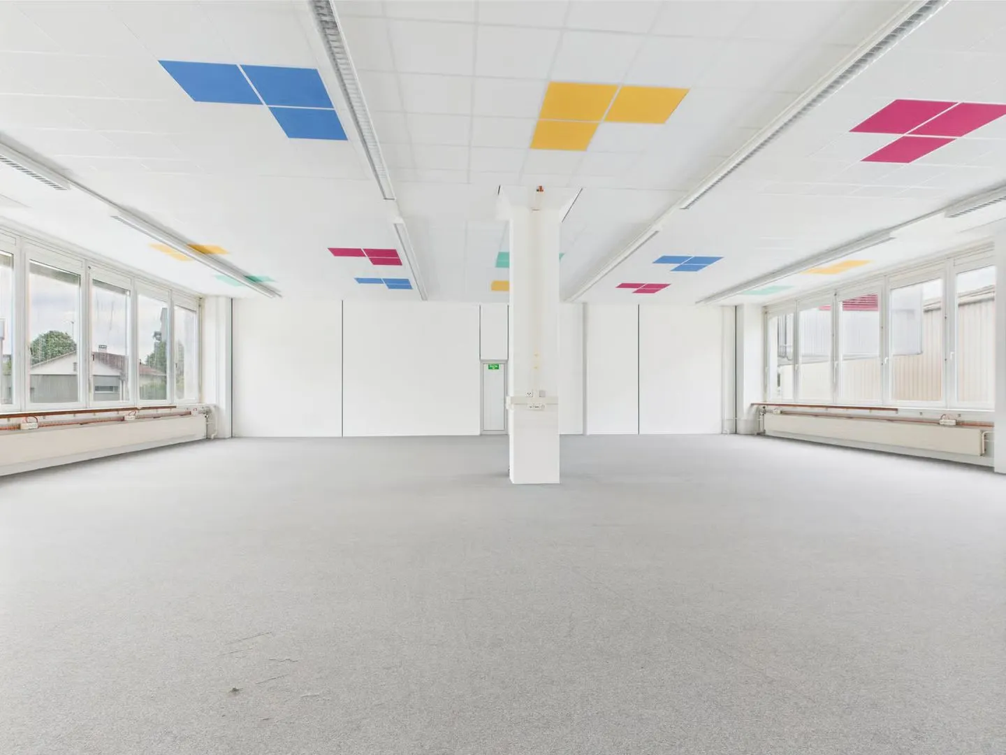 Airy and bright office space on the ground floor in Murten - Photo 1 of 9