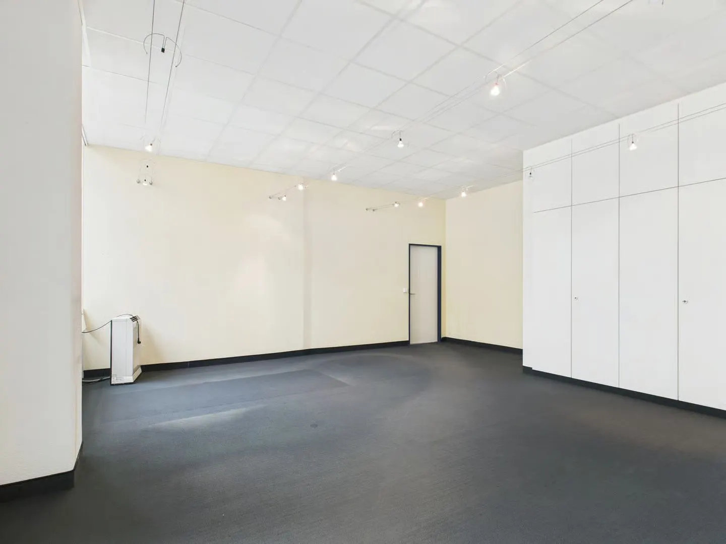 350m2 versatile office space (practice, daycare, physiotherapy) - Photo 10 of 11