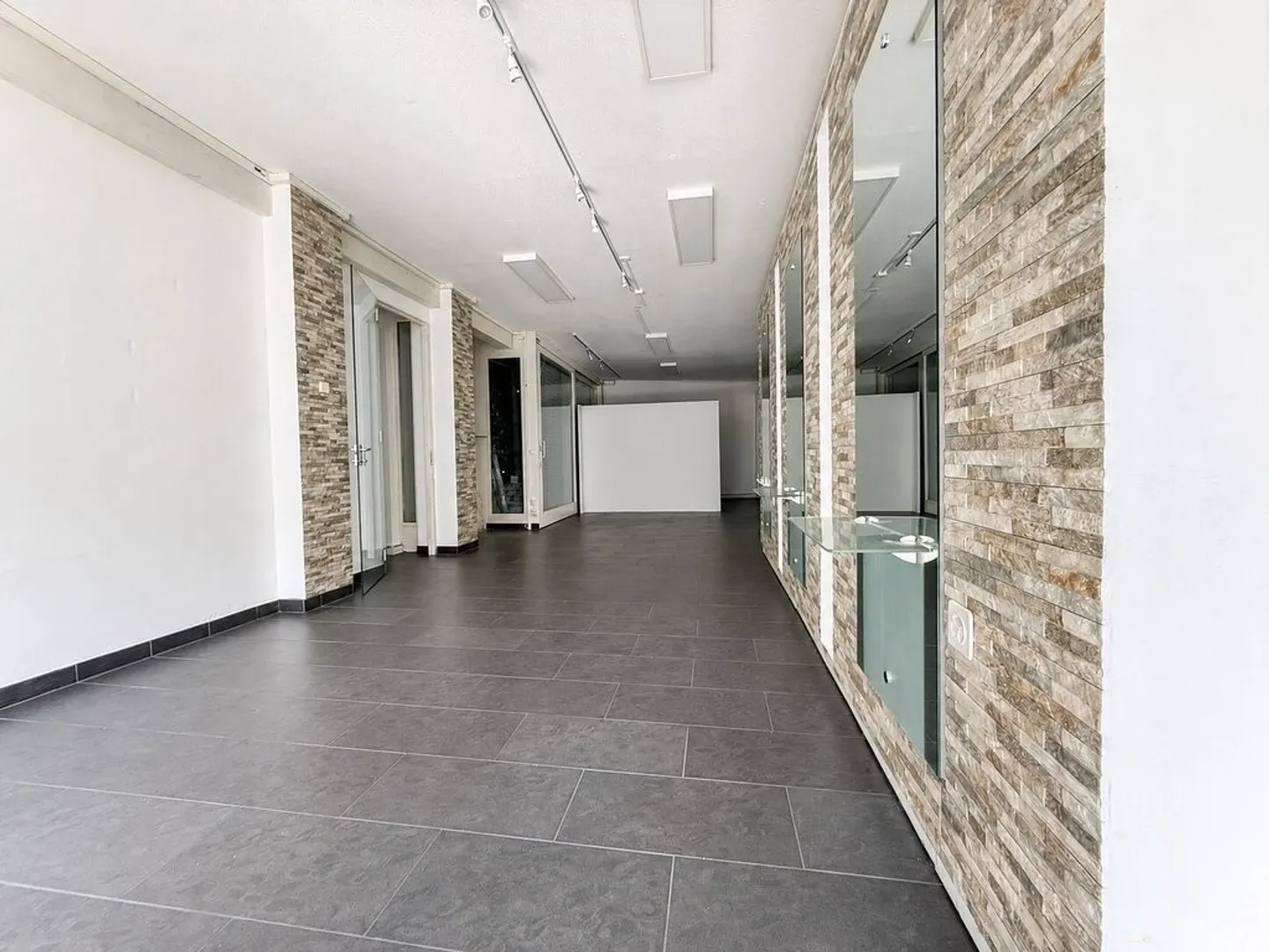 Espace commercial polyvalent dans un emplacement central à Grenchen - Photo 2 sur 7