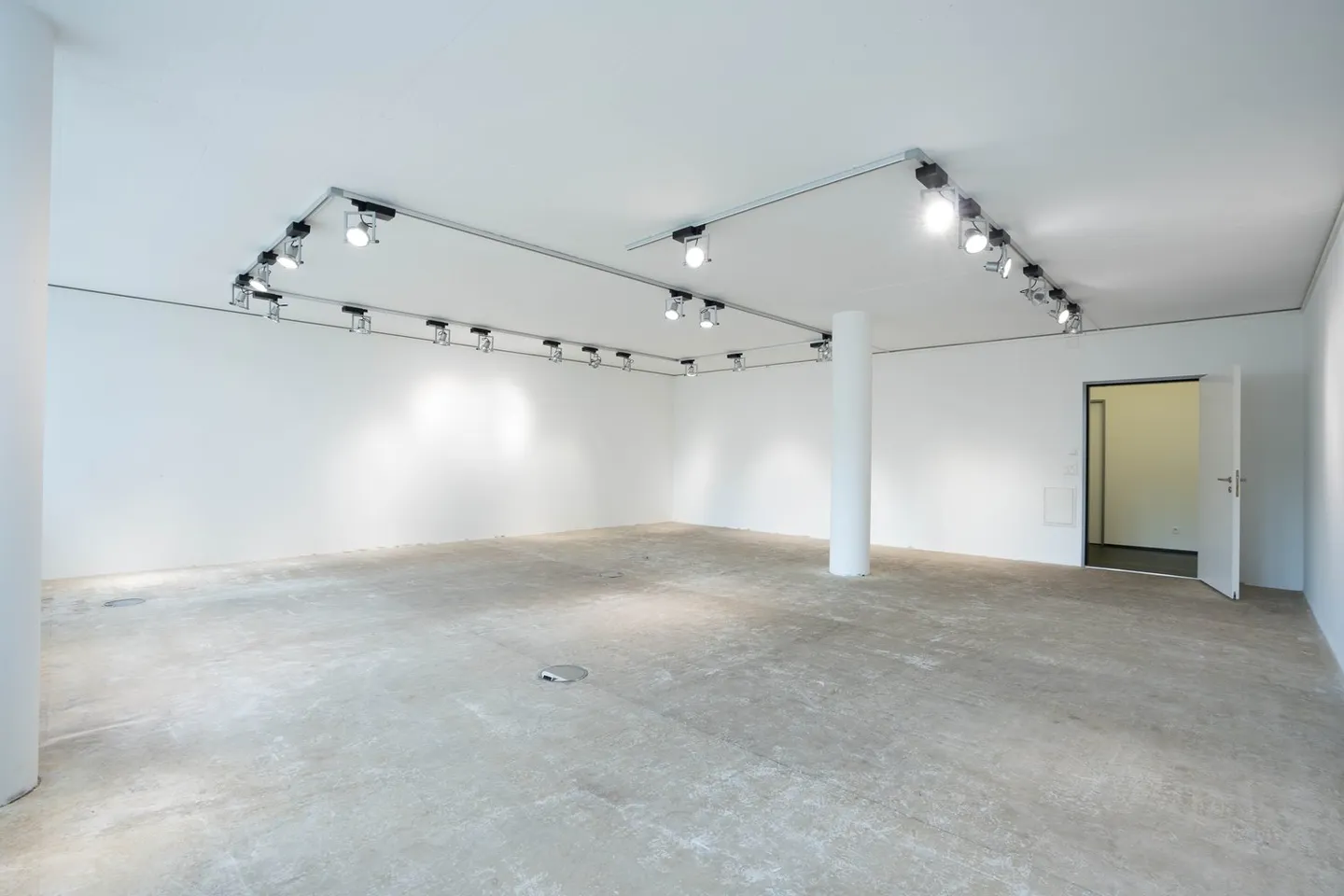 Office/Commercial or Practice Location in a Well-Maintained Property in the Heart of Spreitenbach - Photo 3 of 4