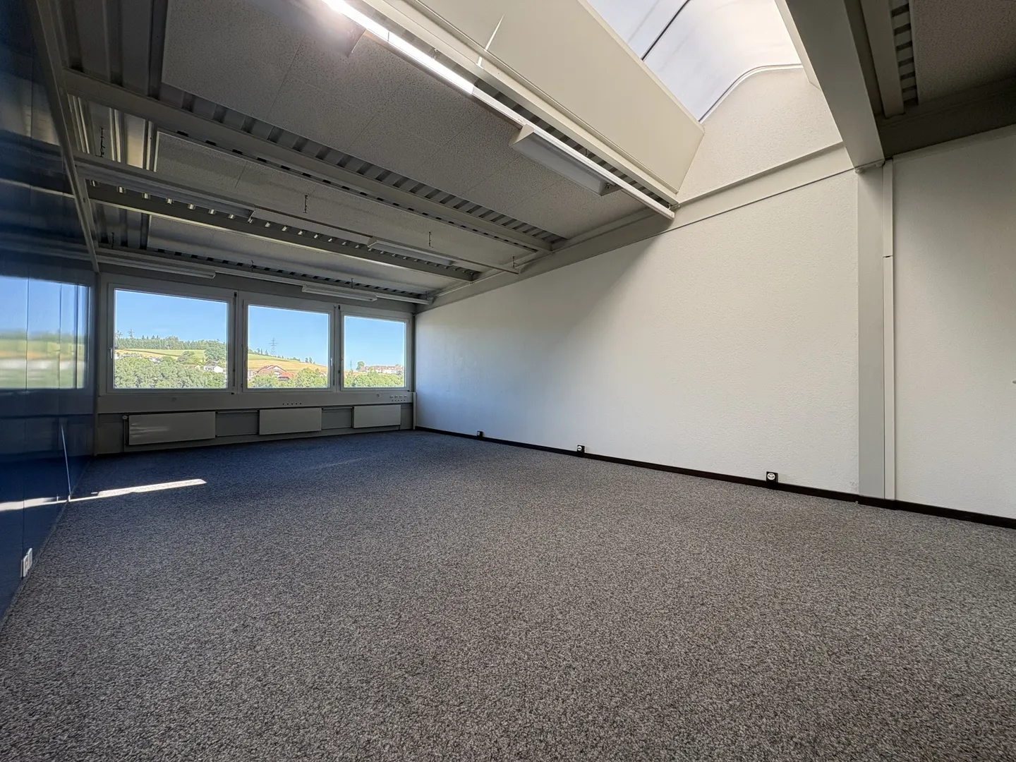 Espace de bureau spacieux à Niederwangen - Photo 2 sur 11