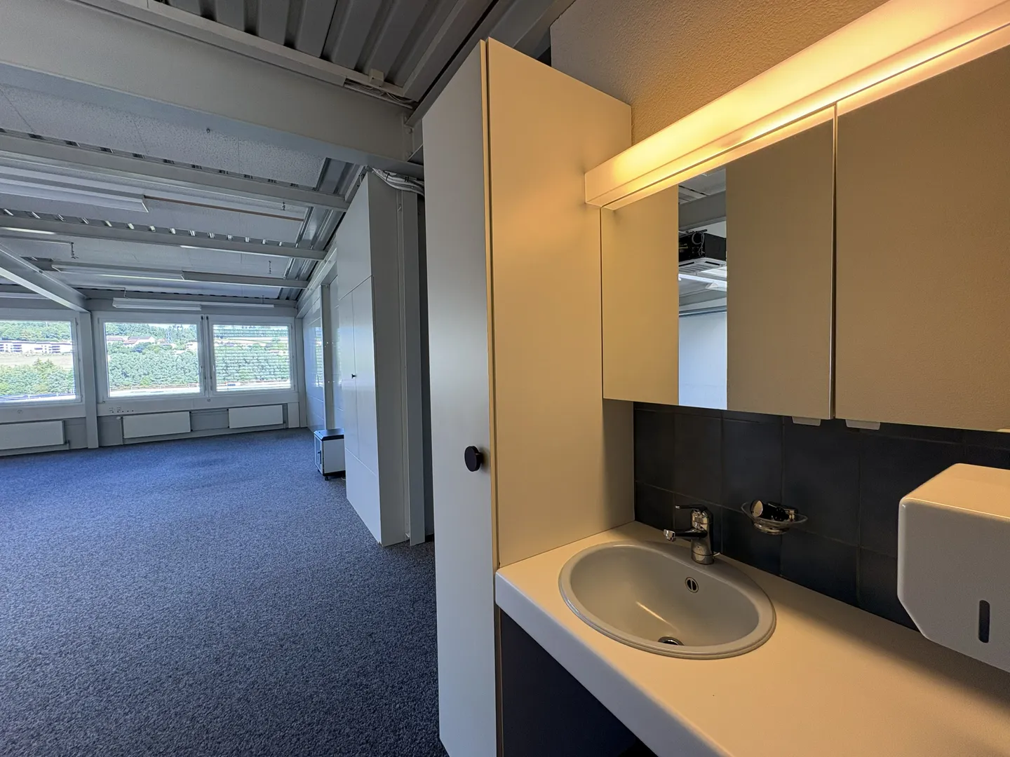 Espace de bureau spacieux à Niederwangen - Photo 3 sur 11
