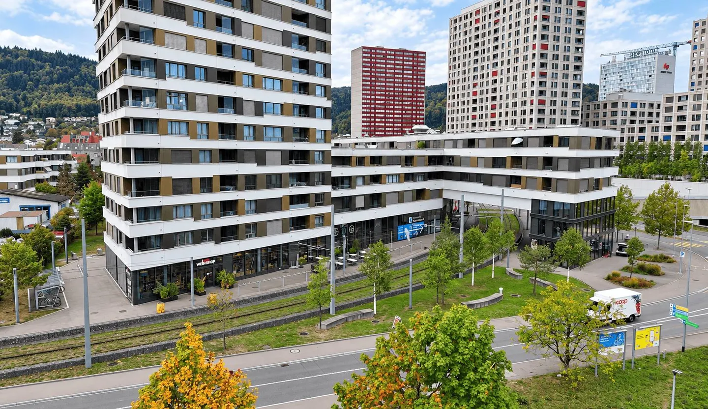 394 m² d'espace de vente moderne dans un emplacement très fréquenté à Spreitenbach - Photo 2 sur 11