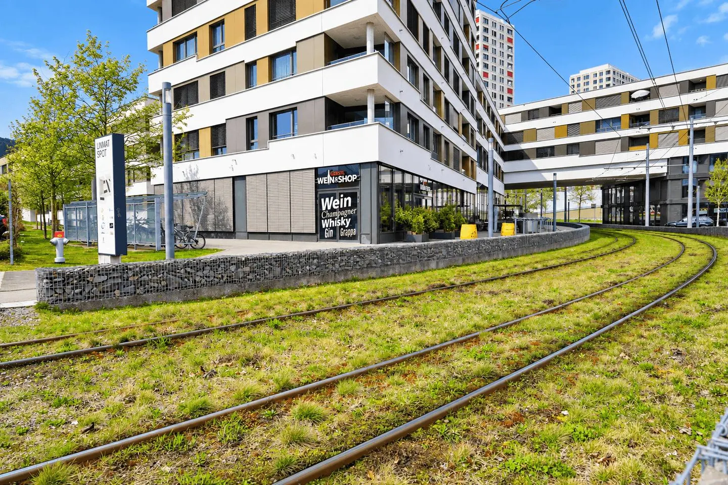 394 m² d'espace de vente moderne dans un emplacement très fréquenté à Spreitenbach - Photo 1 sur 11