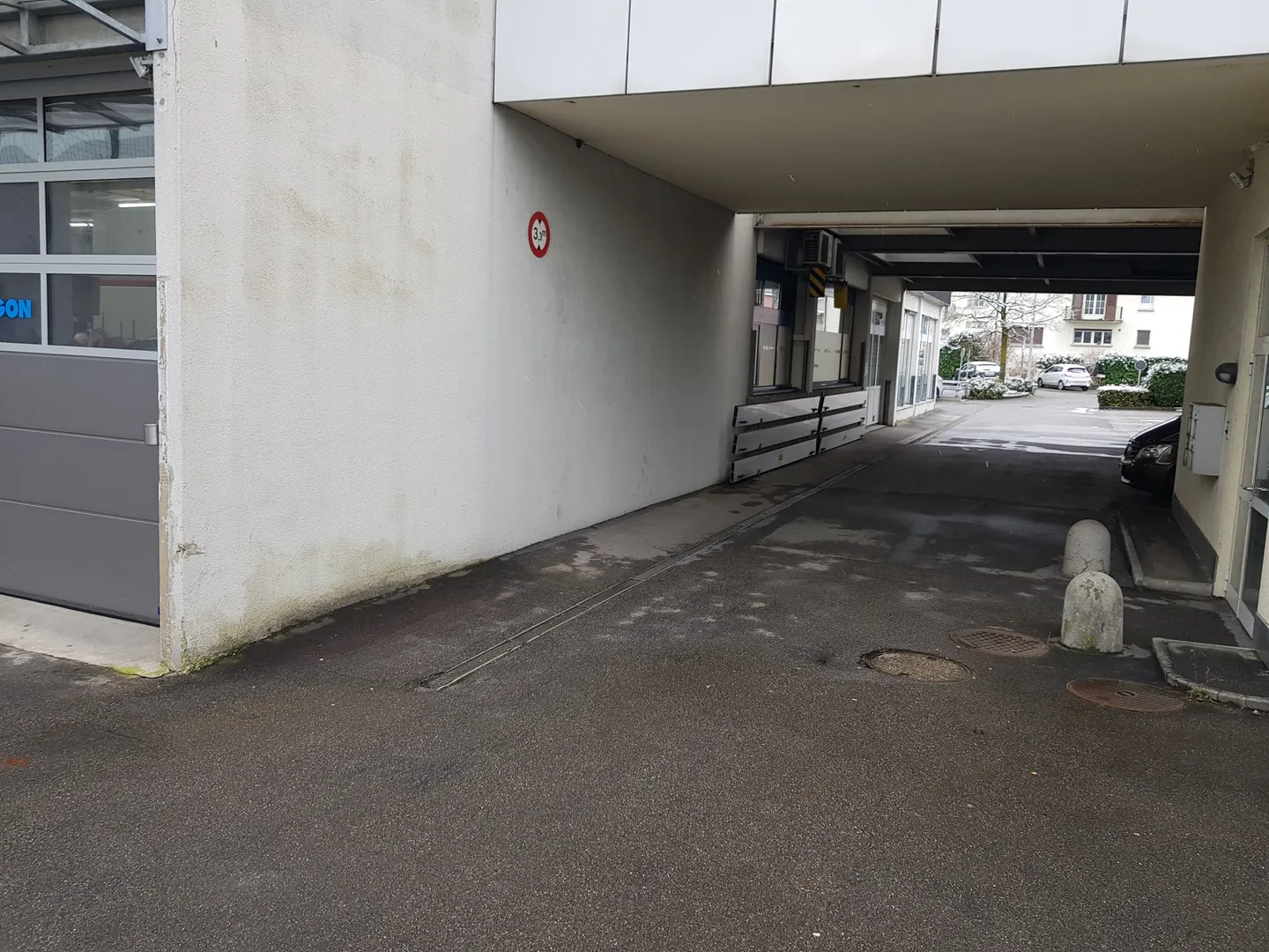 287m² Bureau, Espace de Stockage ou de Production au Rez-de-Chaussée - Photo 2 sur 3