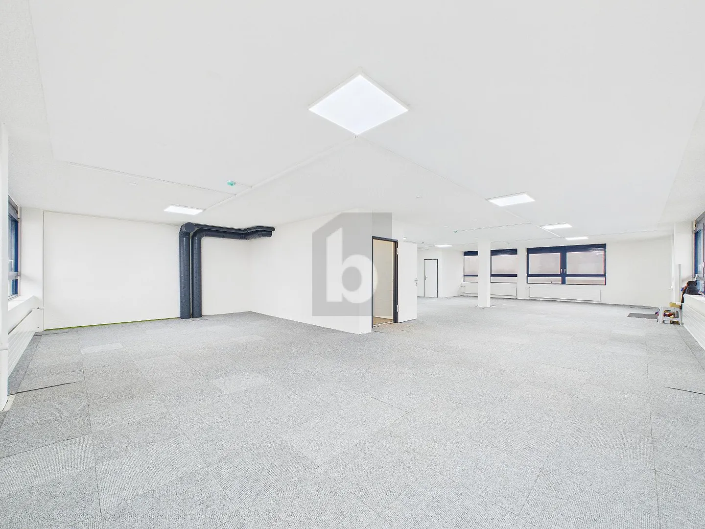 HELLER SHOWROOM IN PRIME LOCATION - Photo 2 of 6