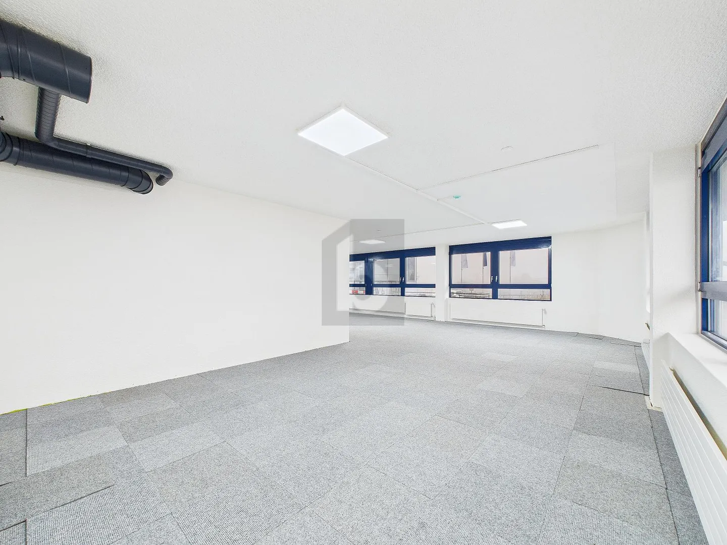 HELLER SHOWROOM IN PRIME LOCATION - Photo 5 of 6
