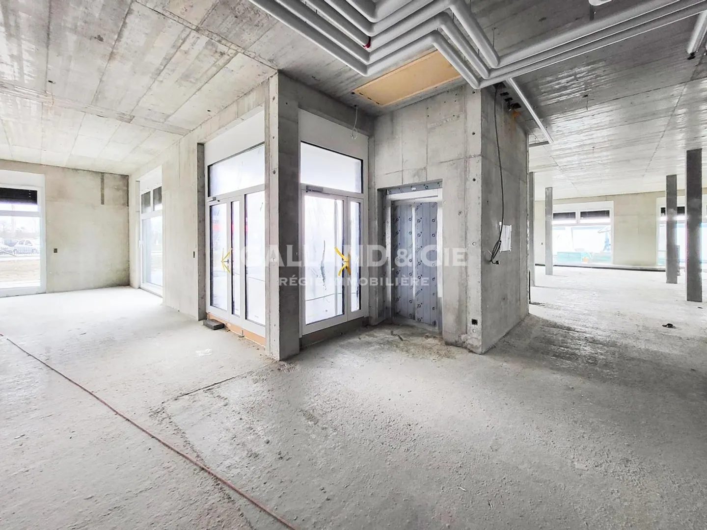 Divisible commercial space of 620 m² with large windows - Photo 4 of 6