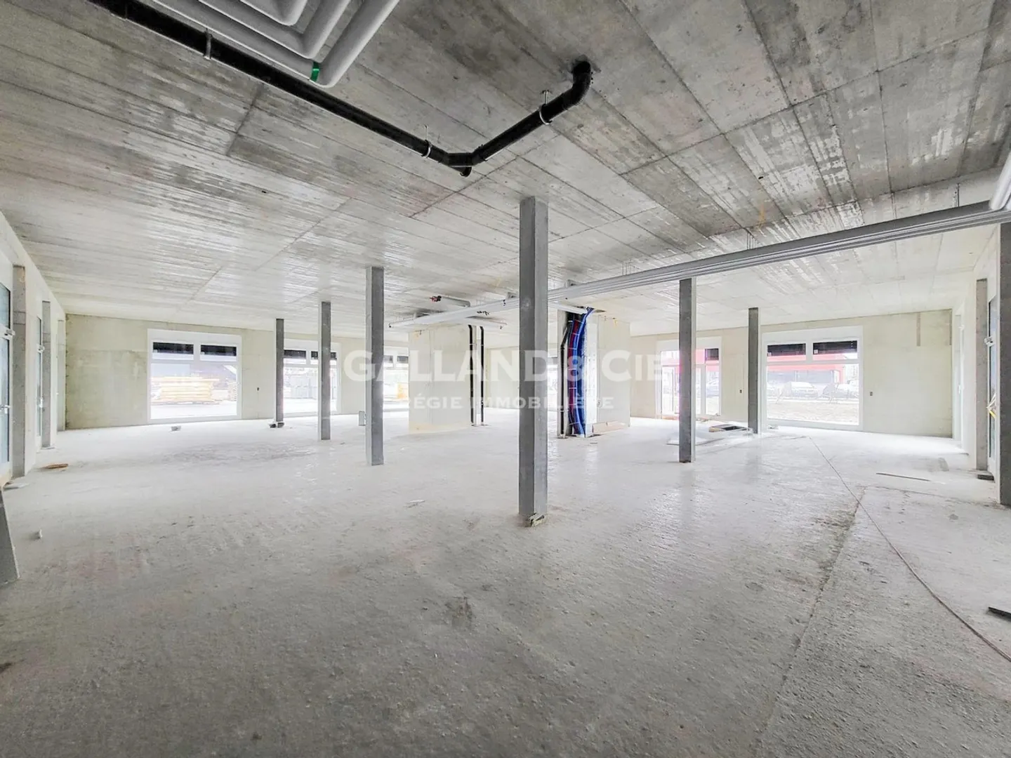 Divisible commercial space of 620 m² with large windows - Photo 2 of 6