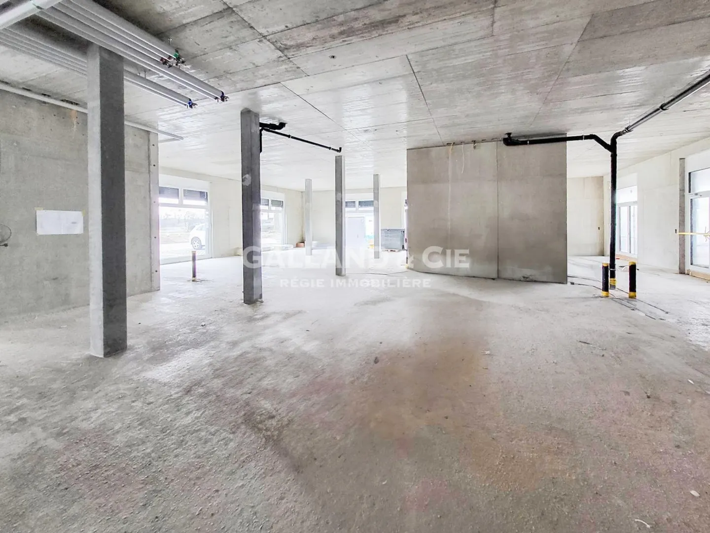Divisible commercial space of 620 m² with large windows - Photo 3 of 6