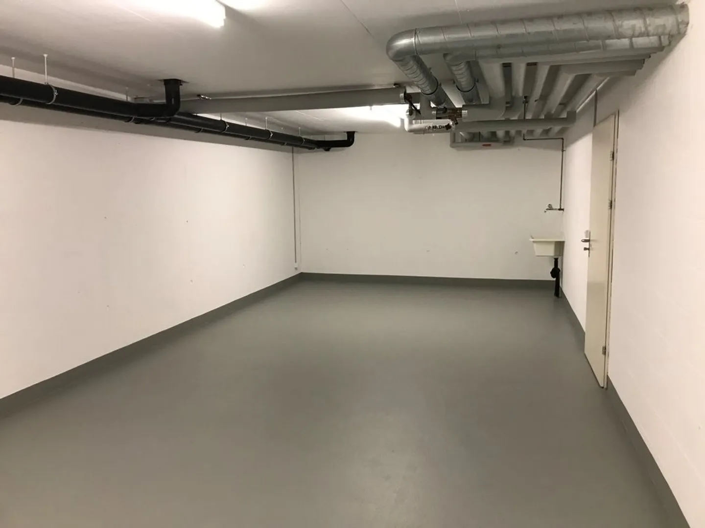 Spacious storage room for crafting - Photo 2 of 3