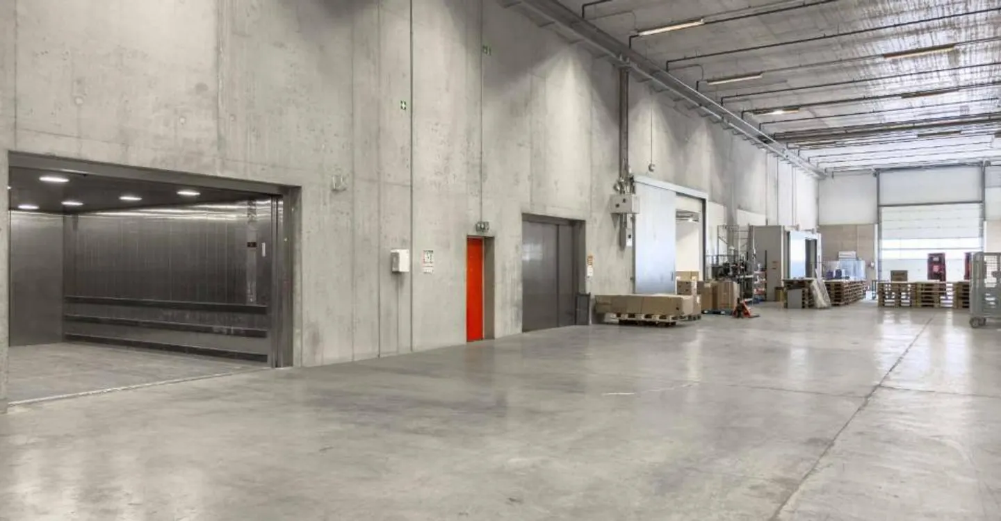 Dépôt Logistique avec Racks - Photo 2 sur 13