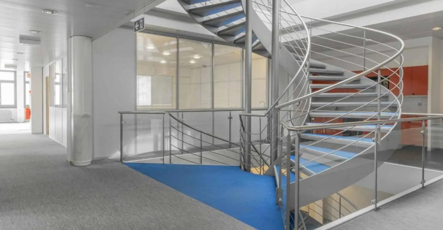 MULTIFUNCTIONAL BUILDING OF 3 LEVELS IN MEYRIN - Photo 3 of 13
