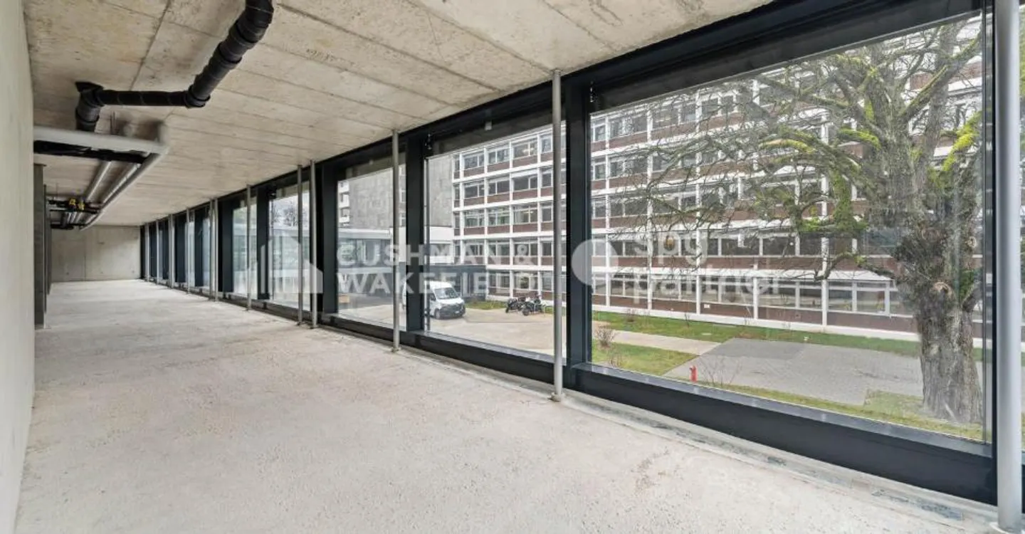 Trembley 12, Verwaltungsfläche von 215 m² in einer grünen Umgebung - Foto 2 von 13