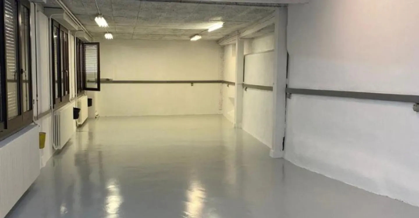 Caroige - Open Space Office ≈125 m² on the Ground Floor + Kitchen + Attic - Photo 3 of 10